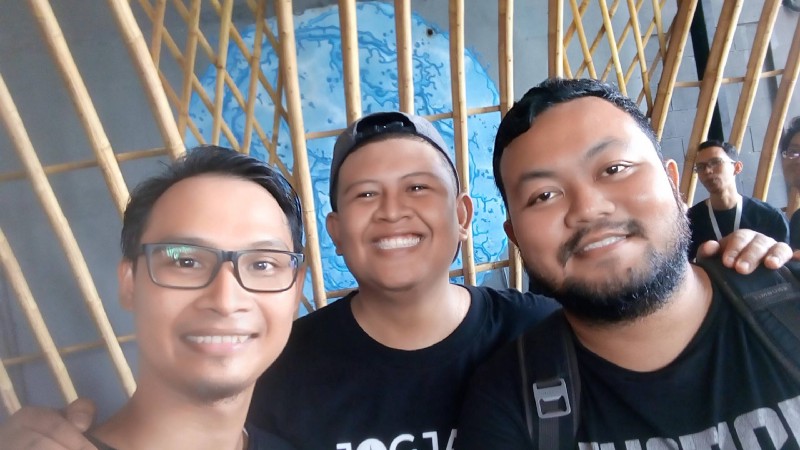 Saya React dan [Irfan Maulana](https://medium.com/u/d09eac079a9c) Vue, tapi disatukan oleh [agilBAKA](https://medium.com/u/5ed9c9c796fd)! Framework itu hanya tools!